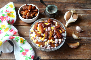 Салат с кириешками кукурузой и фасолью