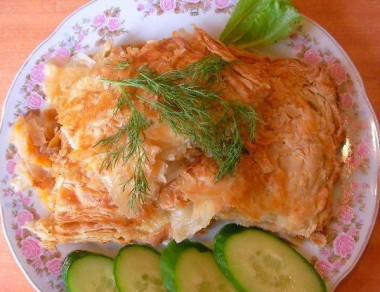 Слоеный пирог с капустой, яйцом и морковью