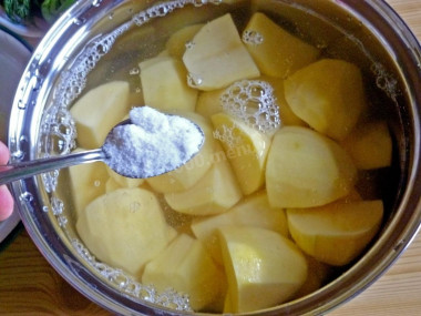 Рецепт - Котлеты из картофельного пюре с зеленым луком и укропом - Шаг 2 -  Картофель разрезаем на 4 части, складываем в кастрюлю, заливаем водой, добавляем чайную ложку соли и варим до готовности, минут 30-35.