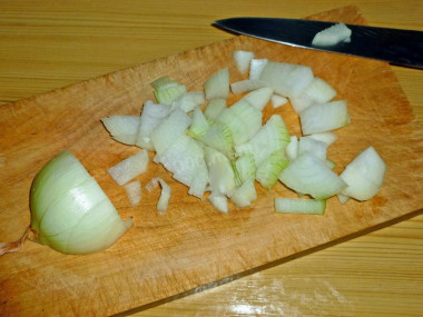 Рецепт - Котлеты из картофельного пюре с зеленым луком и укропом - Шаг 3 -  Пока варится картофель, подготовим лук. Репчатый лук нарезаем мелкими кубиками.