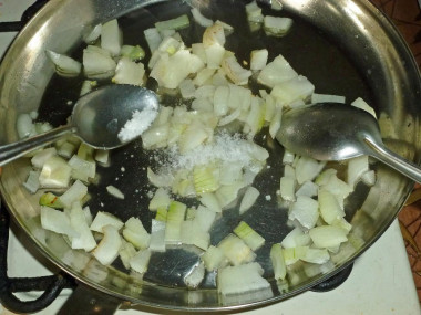 Рецепт - Котлеты из картофельного пюре с зеленым луком и укропом - Шаг 4 -  В сковороде разогреваем столовую ложку растительного масла и высыпаем в нее кубики лука. Добавляем в лук пол чайной ложки соли и жарим на небольшом огне до прозрачности, перемешивая, минут 10.