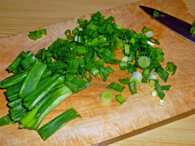 Рецепт - Котлеты из картофельного пюре с зеленым луком и укропом - Шаг 5 -  Зеленый лук мелко нарезаем.