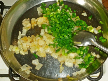 Рецепт - Котлеты из картофельного пюре с зеленым луком и укропом - Шаг 6 -  В конце жарки к репчатому луку высыпаем зеленый лук, перемешиваем и жарим еще минуту все вместе.