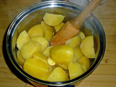 Рецепт - Котлеты из картофельного пюре с зеленым луком и укропом - Шаг 7 -  С отваренного картофеля сливаем воду и добавляем сливочное масло.