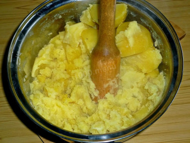 Рецепт - Котлеты из картофельного пюре с зеленым луком и укропом - Шаг 8 -  Разминаем горячий картофель с маслом в пюре.