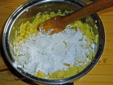 Рецепт - Котлеты из картофельного пюре с зеленым луком и укропом - Шаг 9 -  В картофельное пюре добавляем муку, еще раз хорошо разминаем.