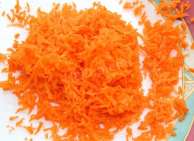 Рецепт - Салат с поджаркой из шампиньонов моркови и лука - Шаг 3 -  Очищаем морковь и натираем ее на средней по величине тёрке.