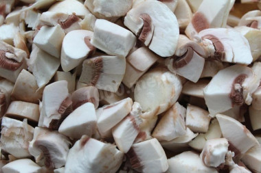 Рецепт - Салат с поджаркой из шампиньонов моркови и лука - Шаг 5 -  Шампиньоны промываем, ошпариваем кипятком, нарезаем кубиками.