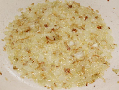 Рецепт - Салат с поджаркой из шампиньонов моркови и лука - Шаг 2 -  Теперь лук очищаем и мелко крошим.