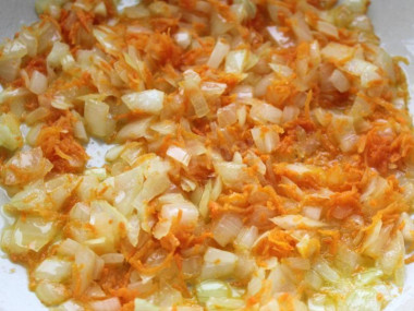 Рецепт - Салат с поджаркой из шампиньонов моркови и лука - Шаг 4 -  Теперь обжариваем лук на растительном масле, после чего добавляем к нему морковь и слегка обжариваем.