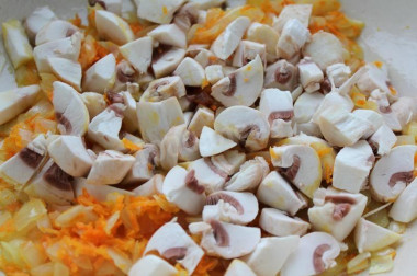 Рецепт - Салат с поджаркой из шампиньонов моркови и лука - Шаг 6 -  Добавляем на сковороду с луком и морковкой грибы, жарим пр помешивании до тех пор, пока не испарится вся жидкость (это займет около 7-10-ти минут). Остужаем массу.