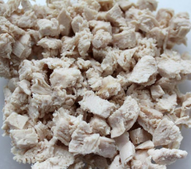 Рецепт - Салат с поджаркой из шампиньонов моркови и лука - Шаг 1 - Итак, для начала промываем куриное филе и отвариваем его до готовности около 20-25 минут после закипания, во время которого нужно снять образующуюся пену. По прошествии этого времени снимаем кастрюлю с огня, вынимаем курицы из бульона и остужаем ее. Остывшее куриное мясо нарезаем мелкими кубиками, а бульон можно использовать в дальнейшем для приготовления супа.