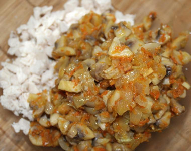 Рецепт - Салат с поджаркой из шампиньонов моркови и лука - Шаг 7 -  Теперь в глубокой посуде смешиваем обжаренные с луком и морковью грибы с куриным филе.