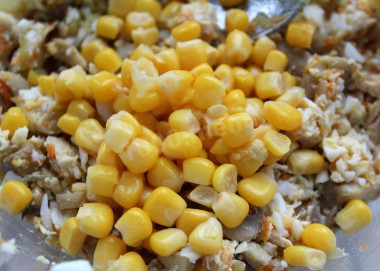 Рецепт - Салат с поджаркой из шампиньонов моркови и лука - Шаг 8 -  Осталось только добавить в салат консервированную кукурузу (предварительно сливаем воду из банки). Салат немного подсаливаем, заправляем майонезом и все ингредиенты хорошо перемешиваем между собой.