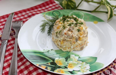 Рецепт - Салат с поджаркой из шампиньонов моркови и лука - Шаг 9 -  Салат готов. При подаче можно оформить его в салатное кольцо или просто уложить в форме печенка, чтобы получился порционный вариант и чтобы салат выглядел более эстетично. Украшаем зеленью.