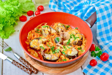 Скумбрия с луком и морковью на сковороде
