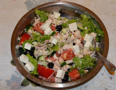 Рецепт - Салат с маслинами, огурцами, курицей и помидорами - Шаг 8 -  Аккуратно перемешиваем салат. Всё, что нам осталось - переложить его на блюдо, а потом съесть с удовольствием с семьей или друзьями! Приятного аппетита!