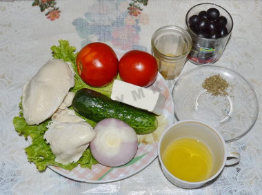 Рецепт - Салат с маслинами, огурцами, курицей и помидорами - Шаг 1 - Продукты для приготовления салата подготовлены. Куриное филе отварено, остужено. Репчатый лук очищен. Он и другие овощи помыты. Маслины извлечены из рассола.