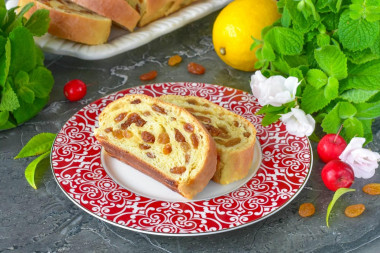 Рулет с изюмом из дрожжевого теста