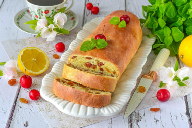 Рулет с изюмом из дрожжевого теста
