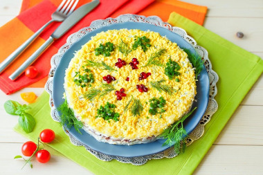 Салат с печенью трески слоеный с сыром и рисом
