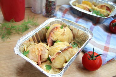 Молодой картофель с вареной колбасой и сыром в духовке