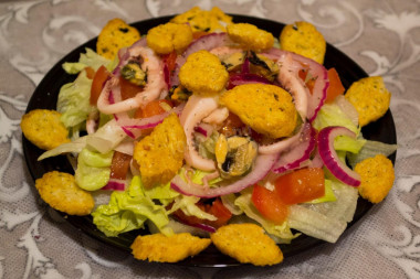 Салат из морепродуктов с сухариками Морской