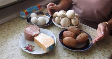 Рецепт - Слоеный салат Ромашка с ветчиной и грибами - Шаг 1 - Подготовить все ингредиенты. Для приготовления этого салата можно брать любую ветчину, со свиной ветчиной салат получается самый сочный, поэтому лучше возьмите ее. Грибы нужно брать свежие или свежемороженые, я на этот раз взяла шампиньоны. Картофель отварить до готовности, остудить и почистить. Яйца отварить в течение 10 минут, остудить и почистить.