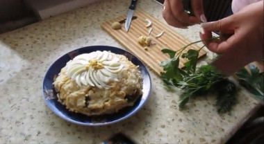 Рецепт - Слоеный салат Ромашка с ветчиной и грибами - Шаг 4 -  Сверху на грибы выкладываем потертый сыр, и на слой сыра – вторую половину картофеля. Украшаем салат. Для этого яйцо режем пополам, достаем желток, а белок режем тонкими полосками в виде лепестков. В центр салата кладем растертый желток и обкладываем его порезанным белком, формируя цветок ромашку. Оставшиеся места обкладываем зеленью укропа и петрушки, даем салату настоятся в холодильнике в течение получаса и подаем к столу.