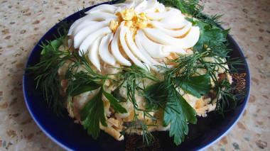 Слоеный салат Ромашка с ветчиной и грибами