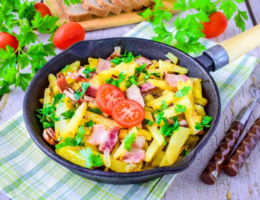 Картошка с беконом на сковороде