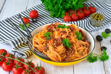 Итальянская паста Путтанеска с анчоусами и каперсами