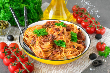 Итальянская паста Путтанеска с анчоусами и каперсами