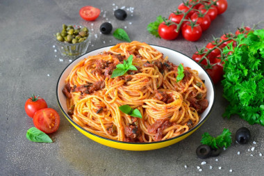 Итальянская паста Путтанеска с анчоусами и каперсами