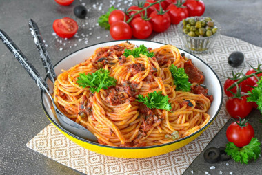 Итальянская паста Путтанеска с анчоусами и каперсами