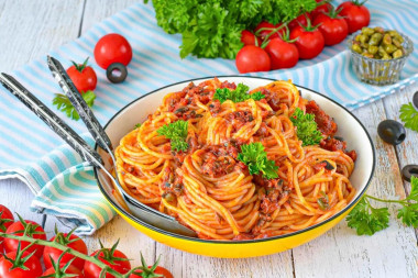 Итальянская паста Путтанеска с анчоусами и каперсами