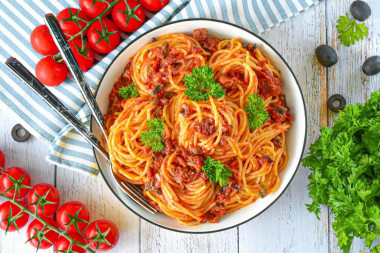 Итальянская паста Путтанеска с анчоусами и каперсами