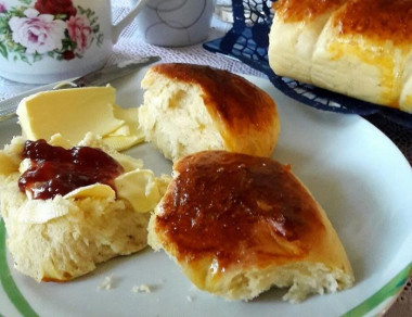 Простые молочные булочки на сухих дрожжах