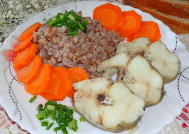 Минтай вареный с морковью и луком