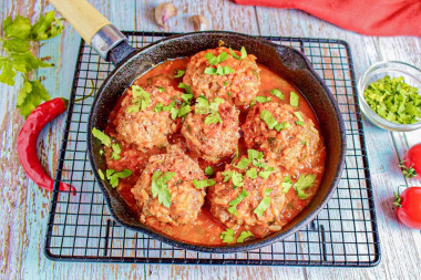 Ежики из фарша с рисом на сковороде с подливкой