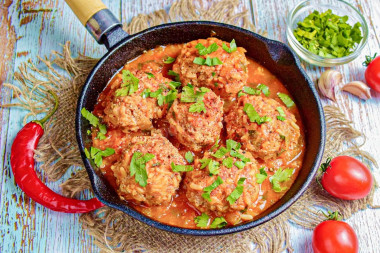 Ежики из фарша с рисом на сковороде с подливкой