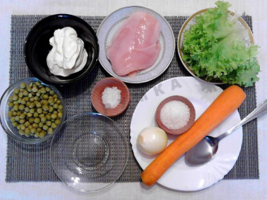 Рецепт - Салат Купеческий с куриными грудками и зеленым горошком - Шаг 1 - Подготовим ингредиенты для приготовления салата. Разморозим куриное филе. С зеленого горошка сольем рассол. Латук вымоем. Лук и морковь промоем и очистим от кожуры.