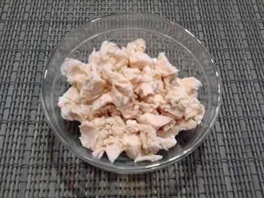 Рецепт - Салат Купеческий с куриными грудками и зеленым горошком - Шаг 2 -  Отварим и нарежем мелкими кусочками куриную грудку.