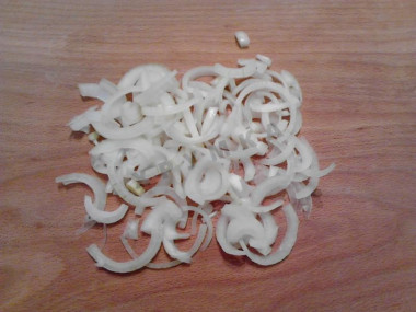 Рецепт - Салат Купеческий с куриными грудками и зеленым горошком - Шаг 3 -  Лук нарежем полукольцами.