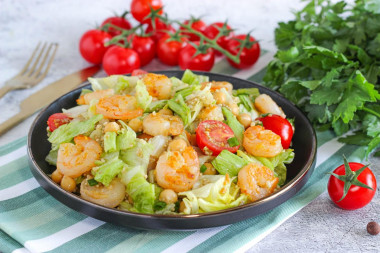 Салат с киноа креветками и помидорами