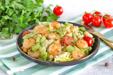 Салат с киноа креветками и помидорами