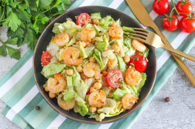 Салат с киноа креветками и помидорами
