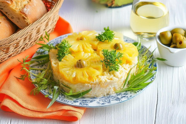 Салат ананасы с сыром и чесноком