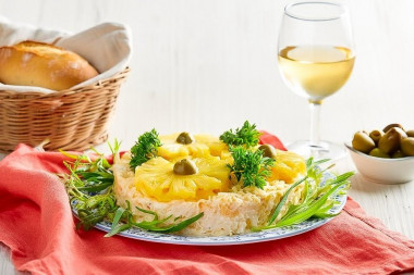 Салат ананасы с сыром и чесноком