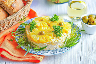 Салат ананасы с сыром и чесноком